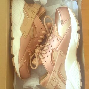 Rose Gold Huaraches 🌹✨